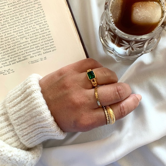 Gold ribbed vintage inspired ring - Picture 6 of 6
